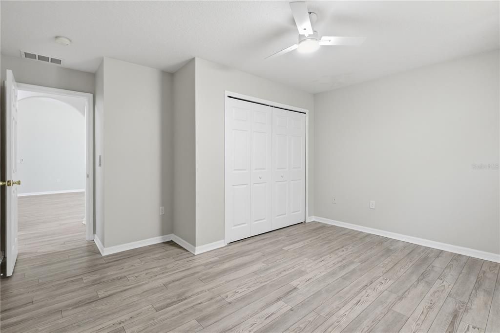 Activo con contrato: $329,900 (5 camas, 2 baños, 2391 Pies cuadrados)