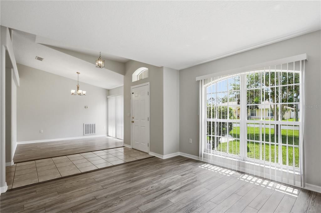 Activo con contrato: $329,900 (5 camas, 2 baños, 2391 Pies cuadrados)