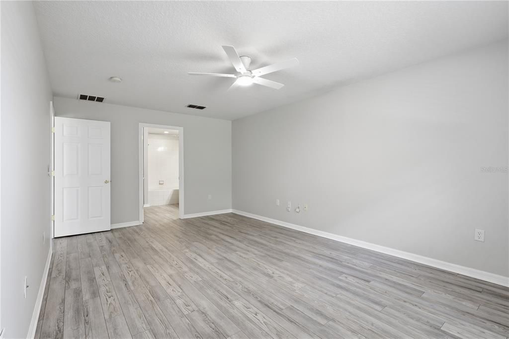 Activo con contrato: $329,900 (5 camas, 2 baños, 2391 Pies cuadrados)