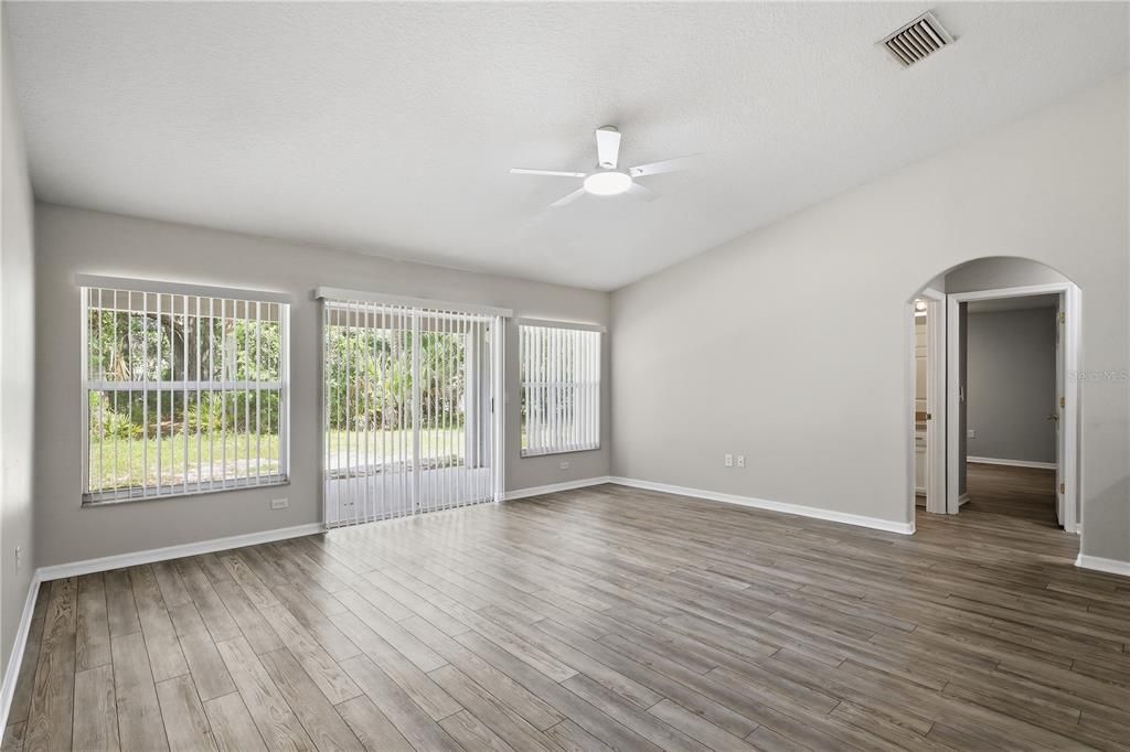 Activo con contrato: $329,900 (5 camas, 2 baños, 2391 Pies cuadrados)