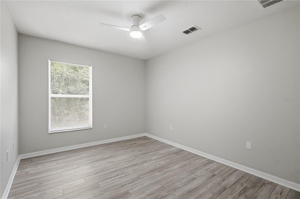 Activo con contrato: $329,900 (5 camas, 2 baños, 2391 Pies cuadrados)
