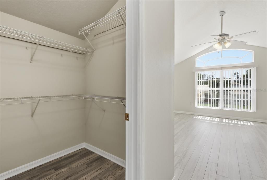 Activo con contrato: $329,900 (5 camas, 2 baños, 2391 Pies cuadrados)