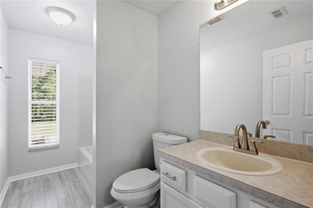 Activo con contrato: $329,900 (5 camas, 2 baños, 2391 Pies cuadrados)
