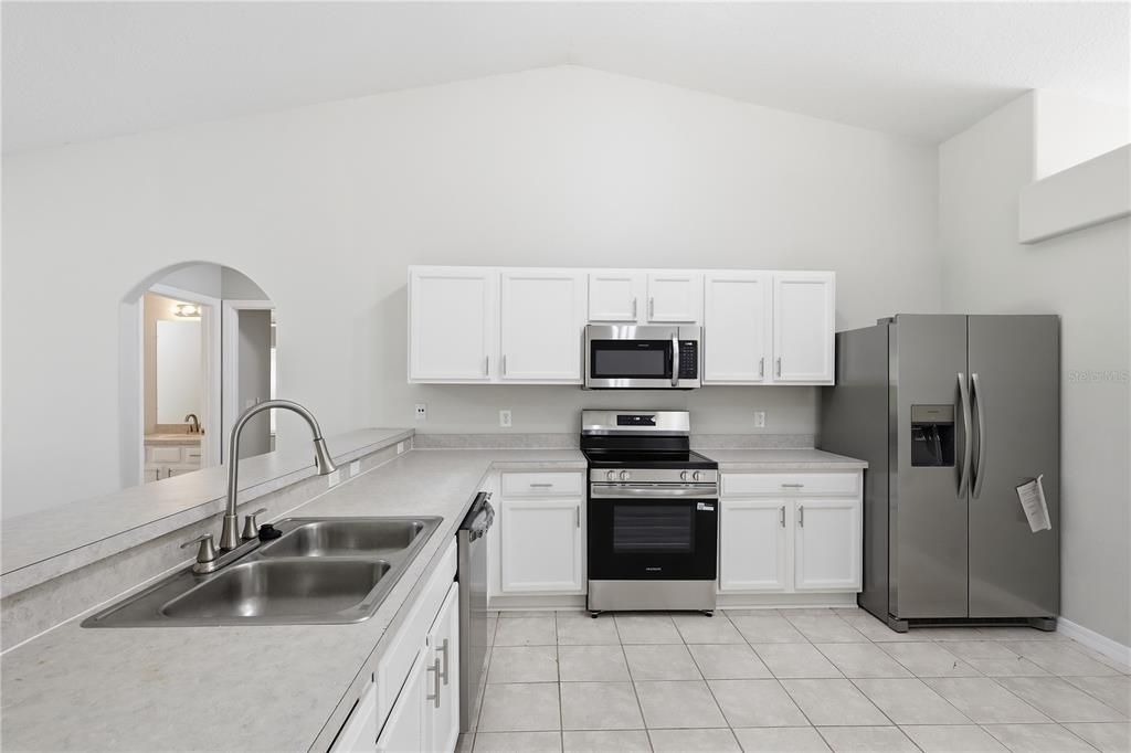 Activo con contrato: $329,900 (5 camas, 2 baños, 2391 Pies cuadrados)