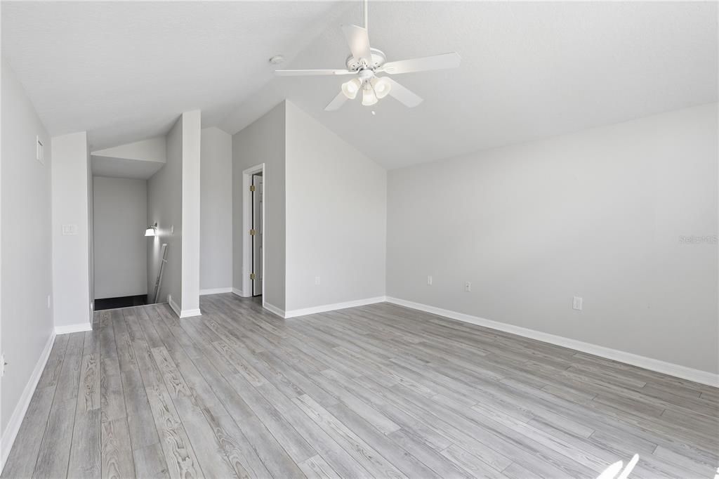 Activo con contrato: $329,900 (5 camas, 2 baños, 2391 Pies cuadrados)