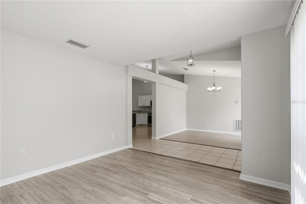 Activo con contrato: $329,900 (5 camas, 2 baños, 2391 Pies cuadrados)