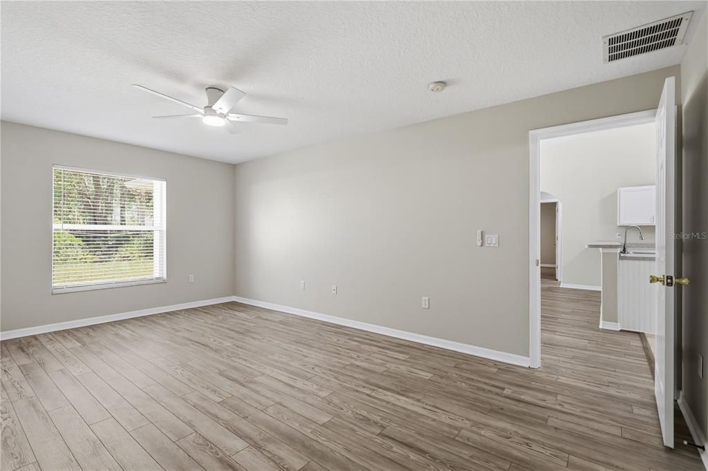 Activo con contrato: $329,900 (5 camas, 2 baños, 2391 Pies cuadrados)