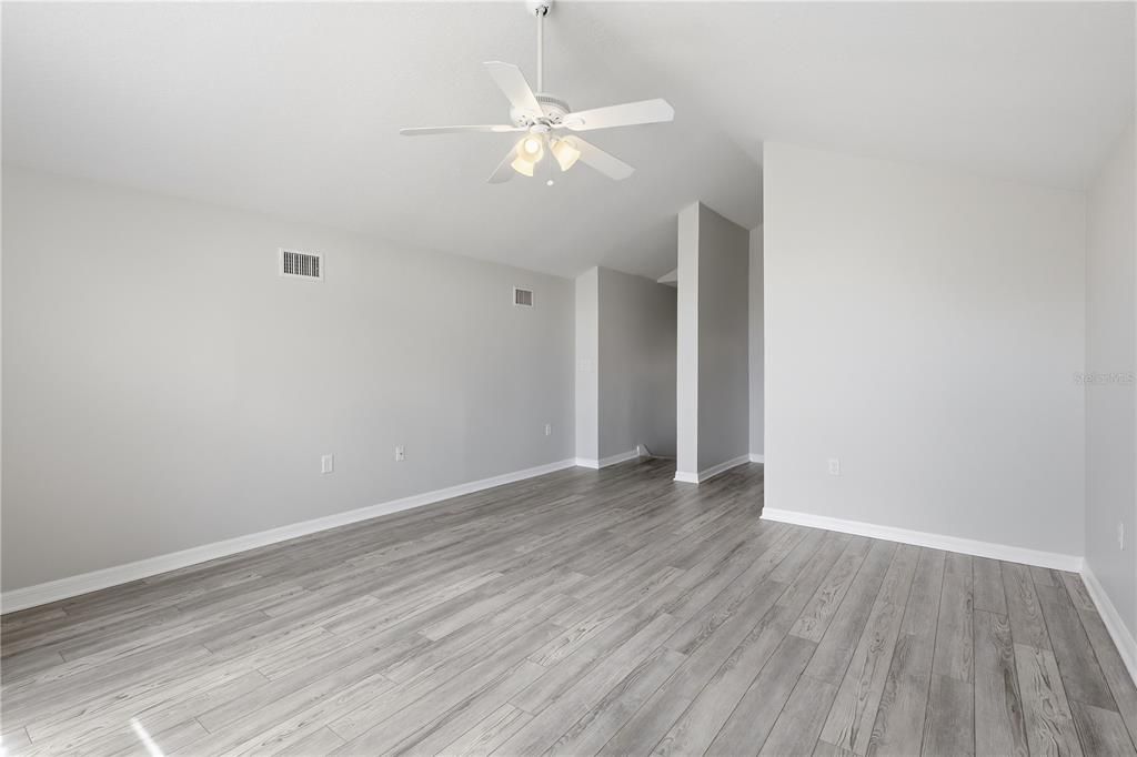 Activo con contrato: $329,900 (5 camas, 2 baños, 2391 Pies cuadrados)