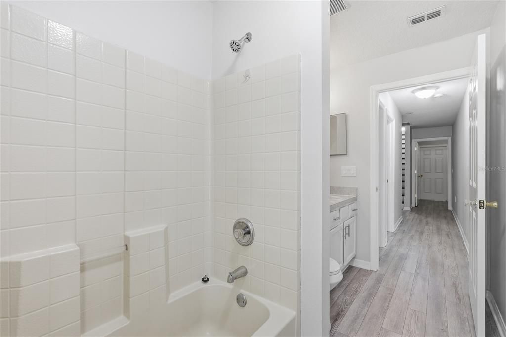Activo con contrato: $329,900 (5 camas, 2 baños, 2391 Pies cuadrados)
