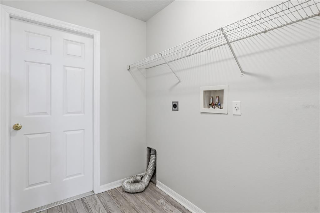Activo con contrato: $329,900 (5 camas, 2 baños, 2391 Pies cuadrados)