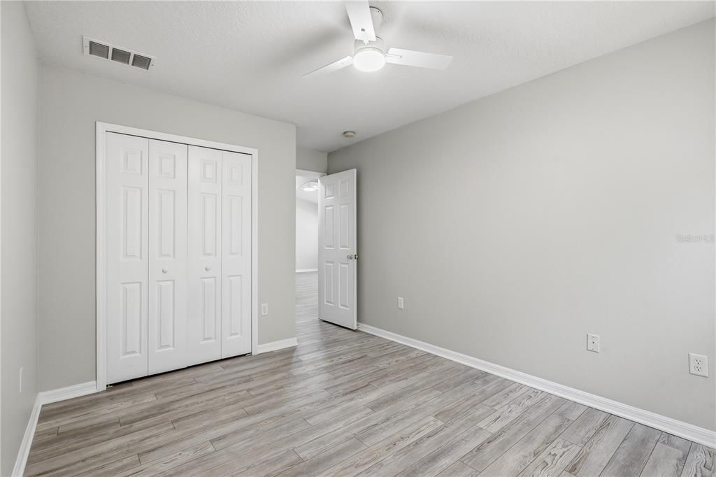 Activo con contrato: $329,900 (5 camas, 2 baños, 2391 Pies cuadrados)