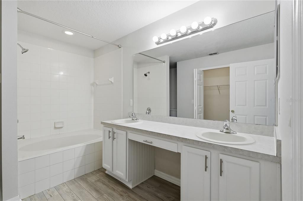 Activo con contrato: $329,900 (5 camas, 2 baños, 2391 Pies cuadrados)