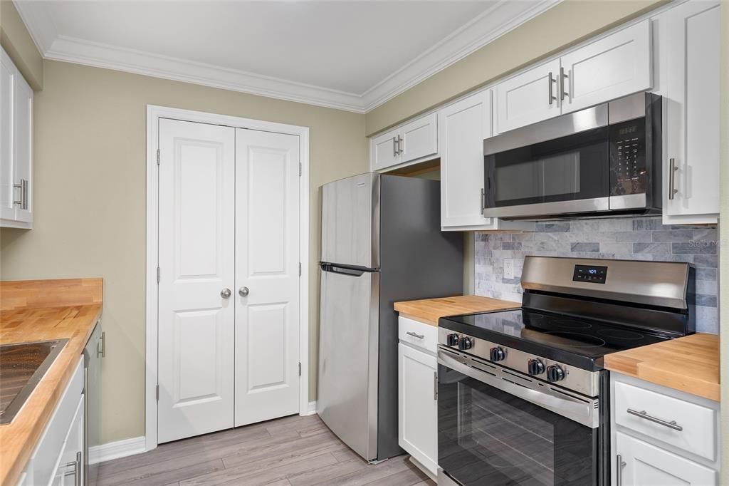 For Sale: $209,999 (2 beds, 2 baths, 1027 Square Feet)
