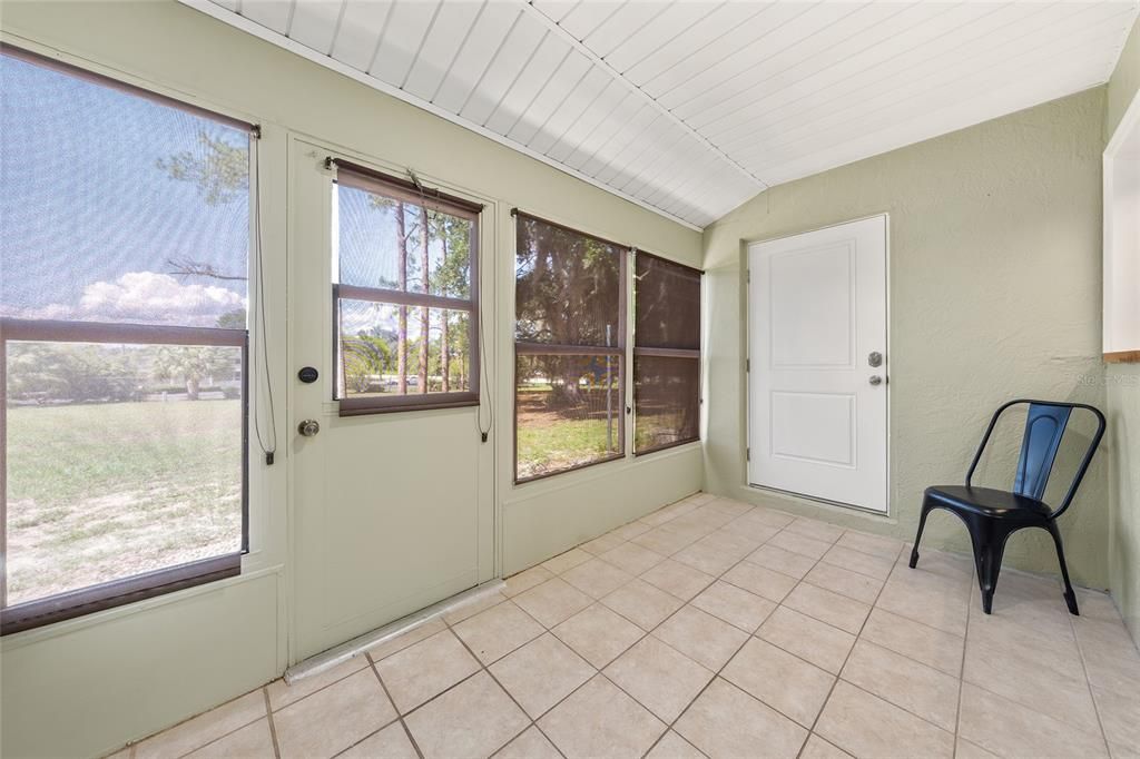For Sale: $209,999 (2 beds, 2 baths, 1027 Square Feet)