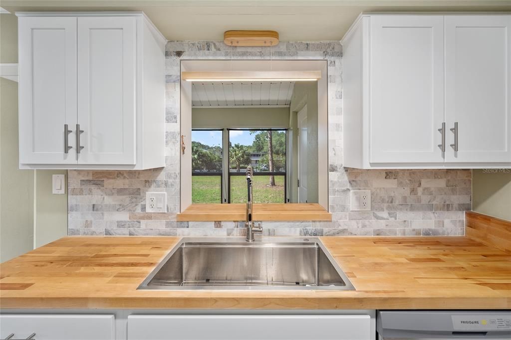 For Sale: $209,999 (2 beds, 2 baths, 1027 Square Feet)