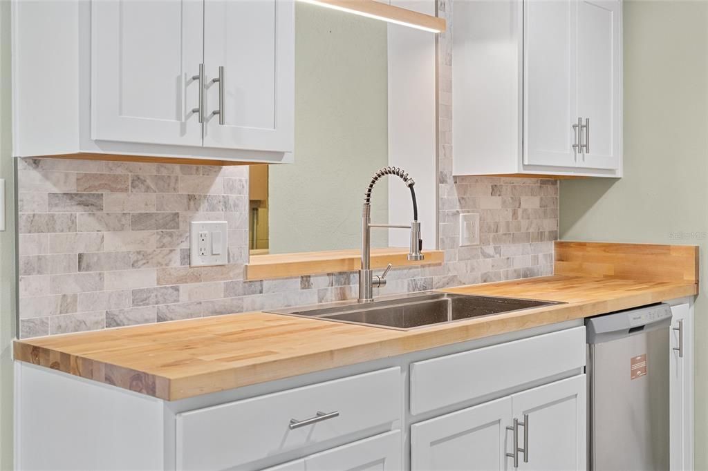 For Sale: $209,999 (2 beds, 2 baths, 1027 Square Feet)