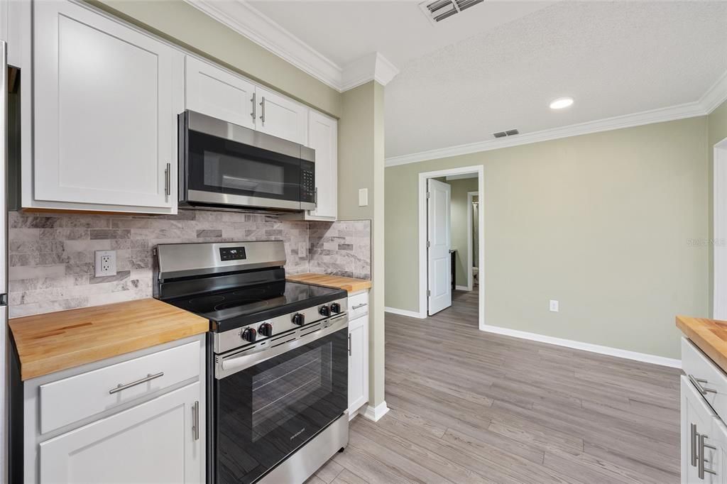 For Sale: $209,999 (2 beds, 2 baths, 1027 Square Feet)