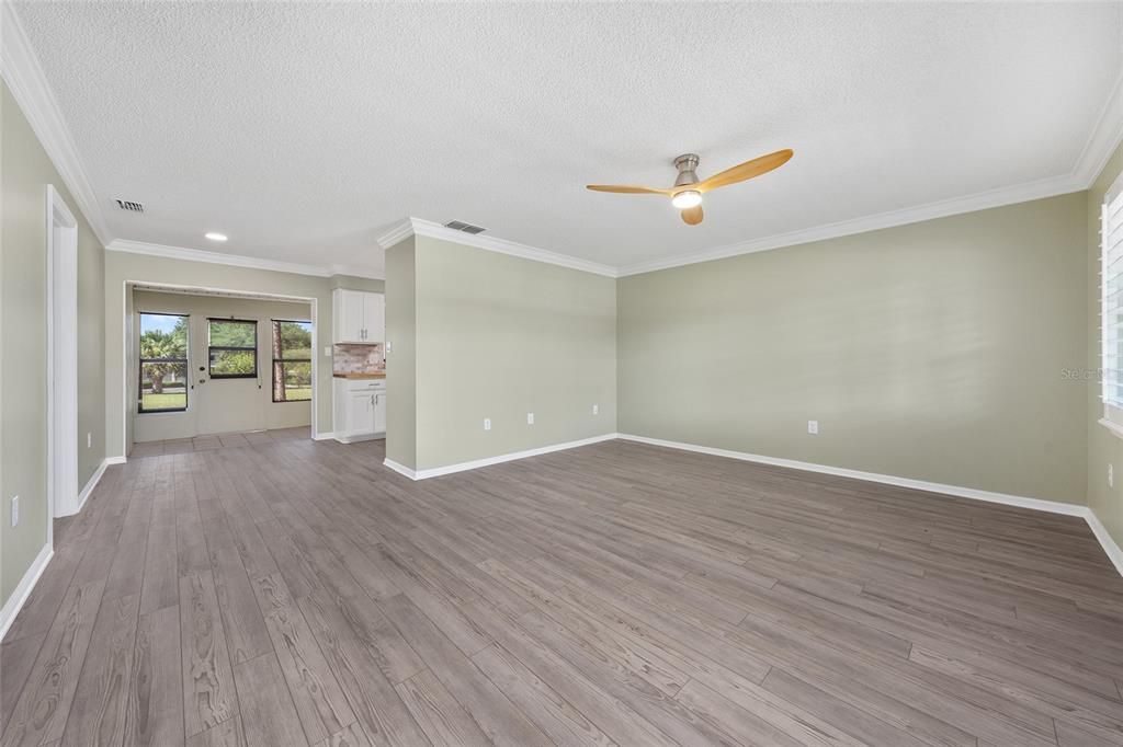 For Sale: $209,999 (2 beds, 2 baths, 1027 Square Feet)