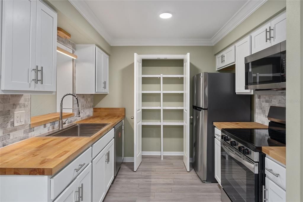 For Sale: $209,999 (2 beds, 2 baths, 1027 Square Feet)