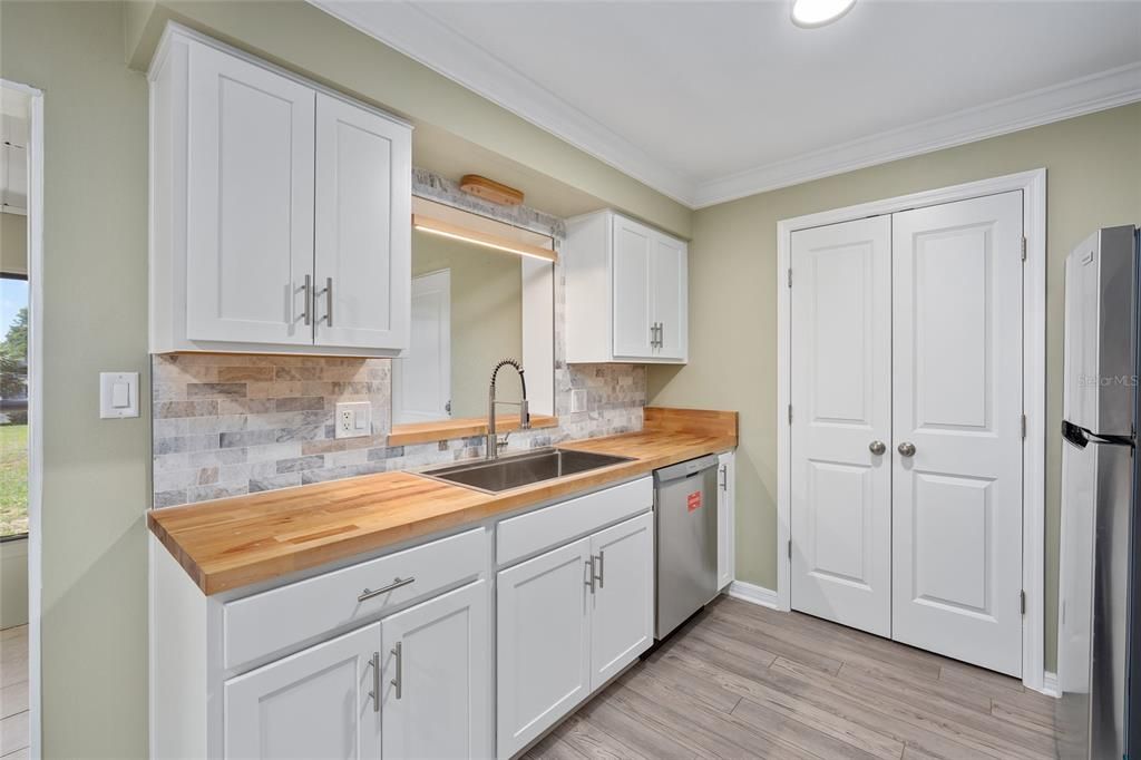 For Sale: $209,999 (2 beds, 2 baths, 1027 Square Feet)