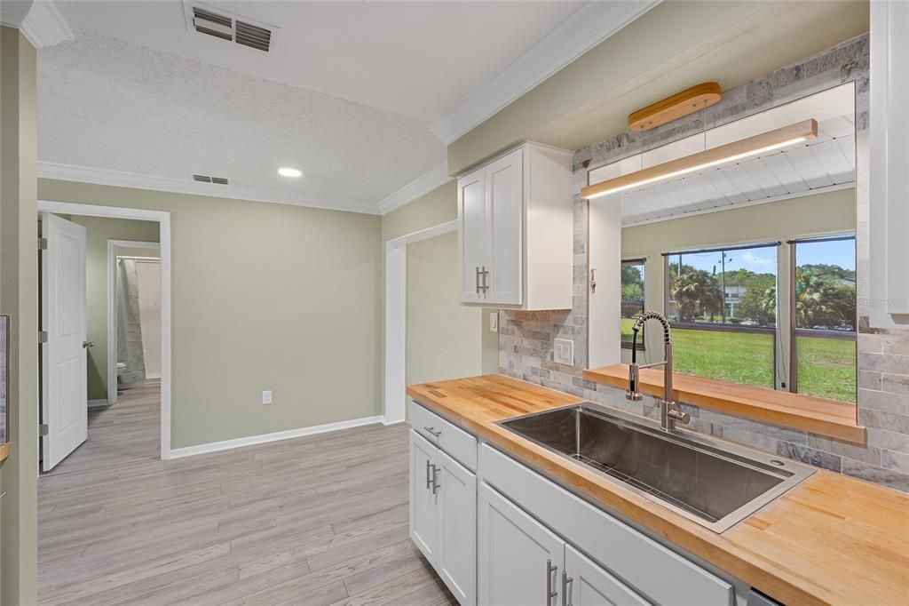 For Sale: $209,999 (2 beds, 2 baths, 1027 Square Feet)