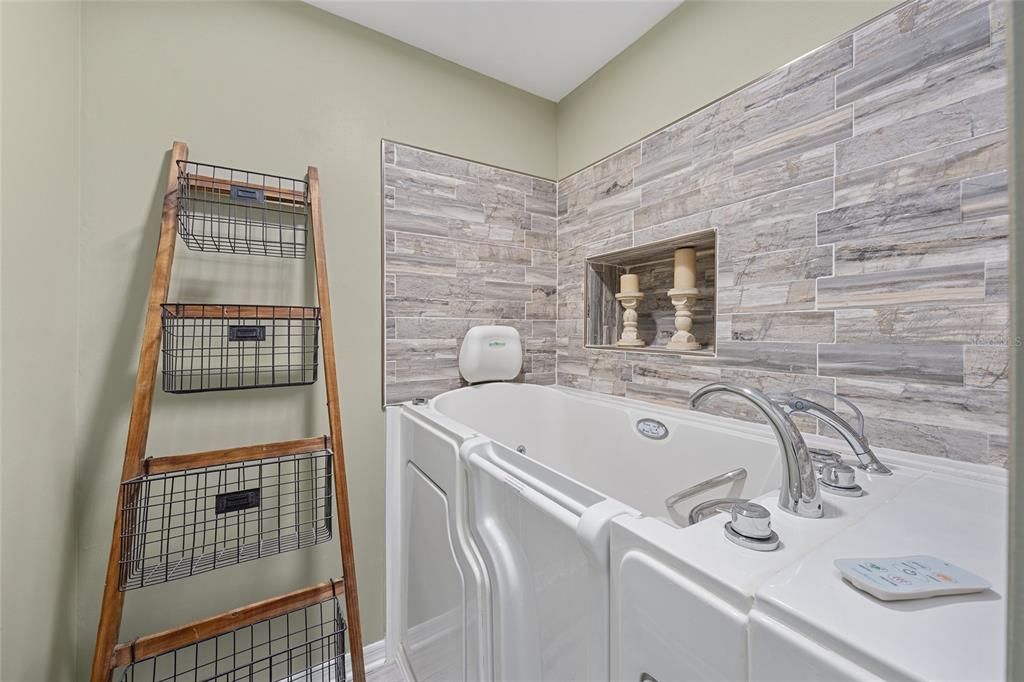 For Sale: $209,999 (2 beds, 2 baths, 1027 Square Feet)