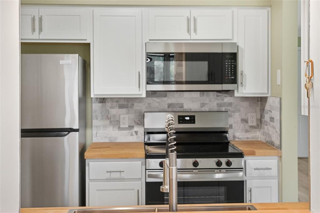 For Sale: $209,999 (2 beds, 2 baths, 1027 Square Feet)