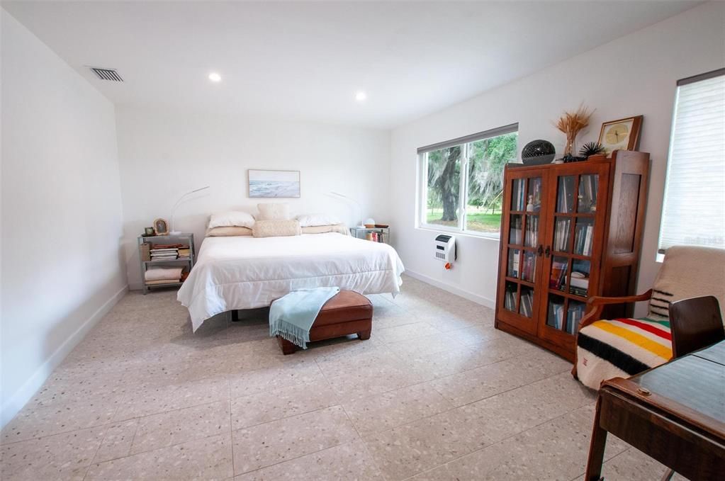 For Sale: $950,000 (3 beds, 2 baths, 1968 Square Feet)
