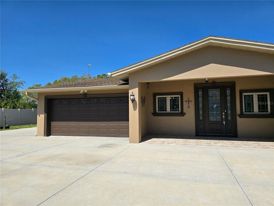 For Sale: $650,000 (5 beds, 3 baths, 2053 Square Feet)