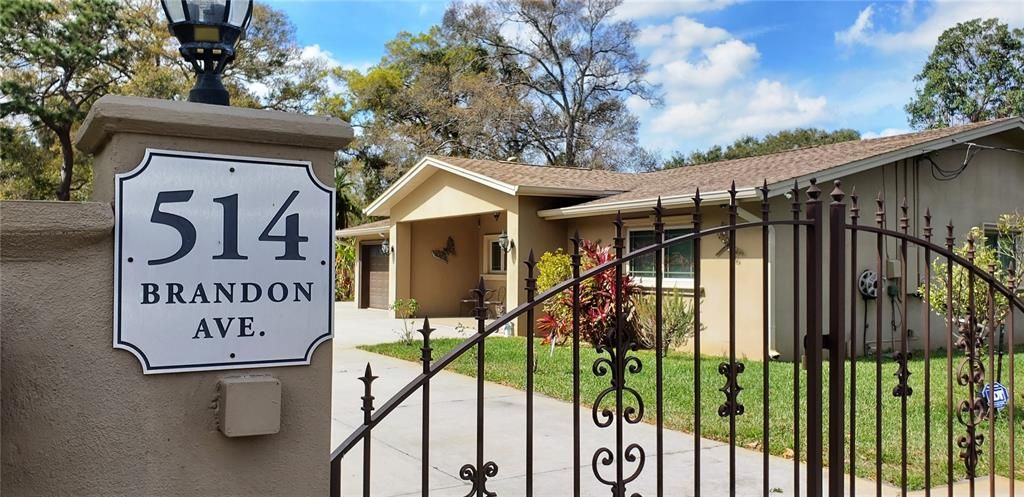 For Sale: $650,000 (5 beds, 3 baths, 2053 Square Feet)