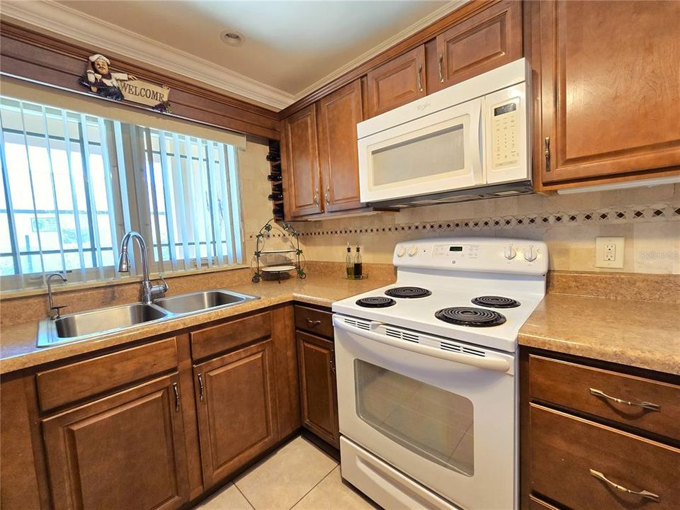 For Sale: $650,000 (5 beds, 3 baths, 2053 Square Feet)