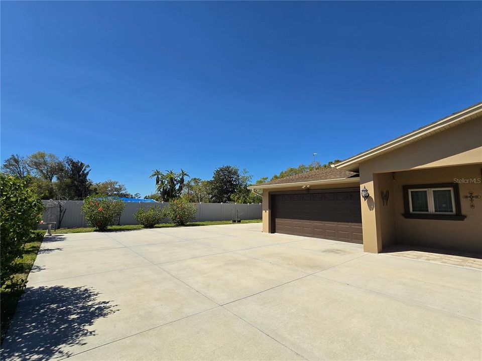 For Sale: $650,000 (5 beds, 3 baths, 2053 Square Feet)