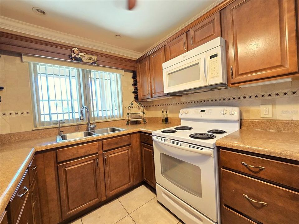 For Sale: $650,000 (5 beds, 3 baths, 2053 Square Feet)