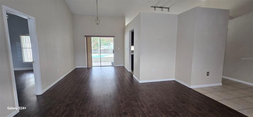 Activo con contrato: $457,000 (4 camas, 2 baños, 1839 Pies cuadrados)