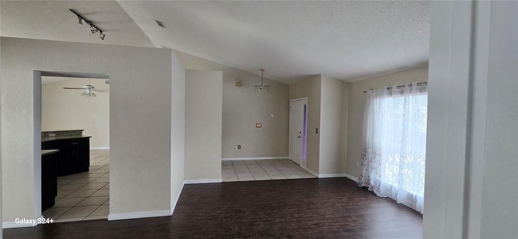 Activo con contrato: $457,000 (4 camas, 2 baños, 1839 Pies cuadrados)