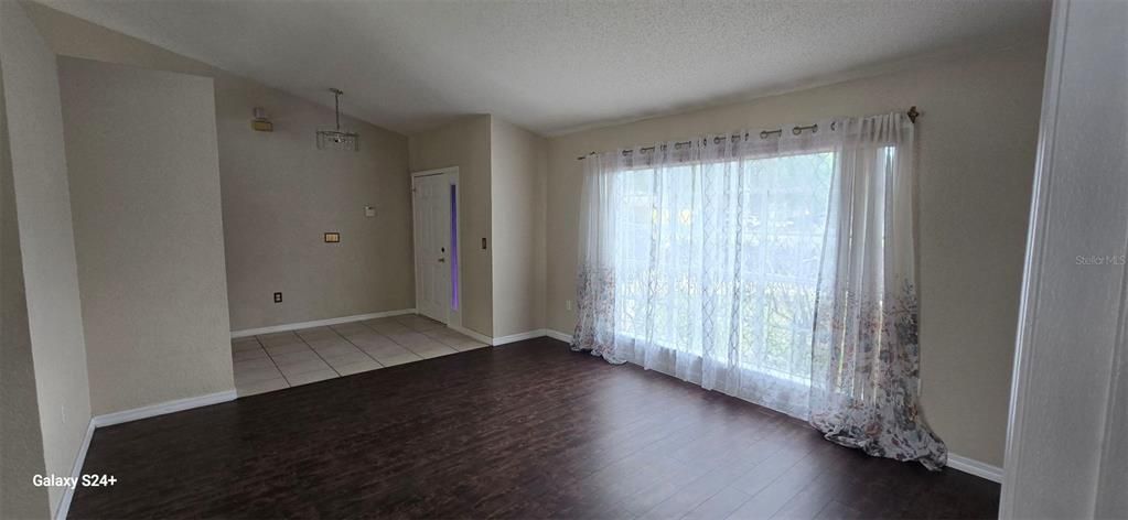 Activo con contrato: $457,000 (4 camas, 2 baños, 1839 Pies cuadrados)