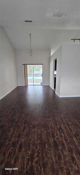 Activo con contrato: $457,000 (4 camas, 2 baños, 1839 Pies cuadrados)