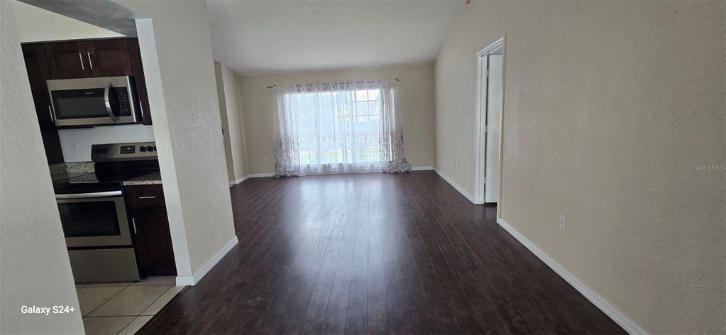 Activo con contrato: $457,000 (4 camas, 2 baños, 1839 Pies cuadrados)