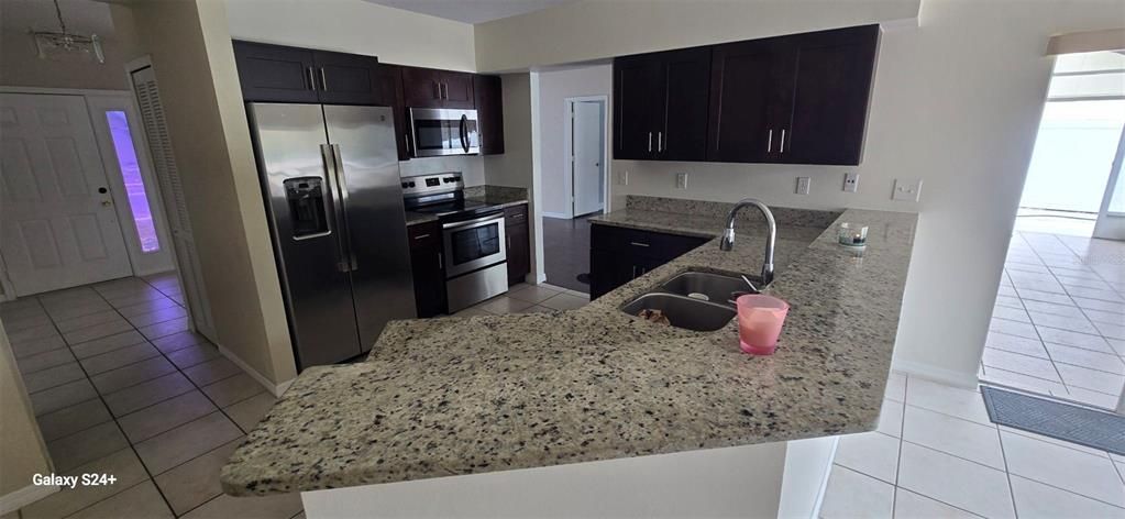 Activo con contrato: $457,000 (4 camas, 2 baños, 1839 Pies cuadrados)