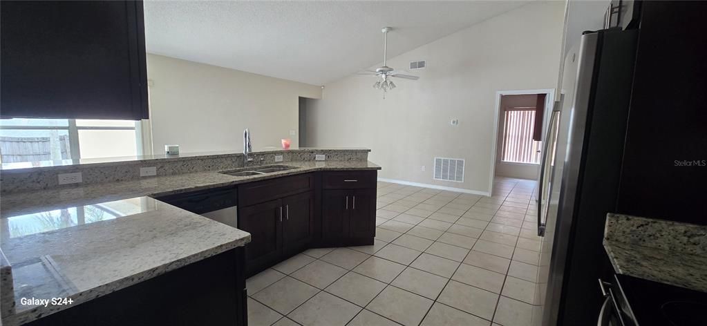 Activo con contrato: $457,000 (4 camas, 2 baños, 1839 Pies cuadrados)