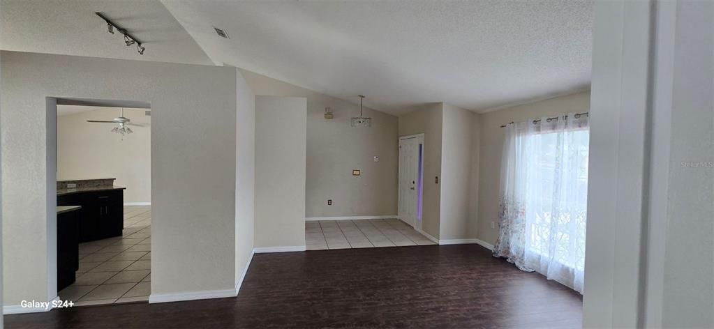 Activo con contrato: $457,000 (4 camas, 2 baños, 1839 Pies cuadrados)