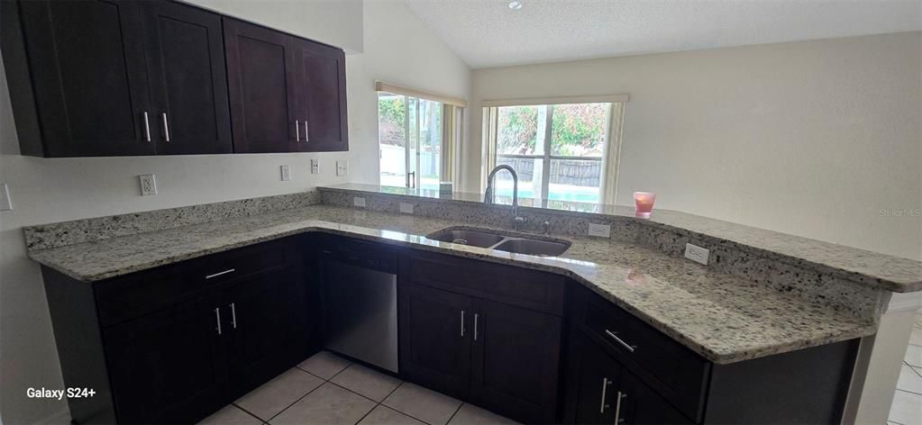 Activo con contrato: $457,000 (4 camas, 2 baños, 1839 Pies cuadrados)