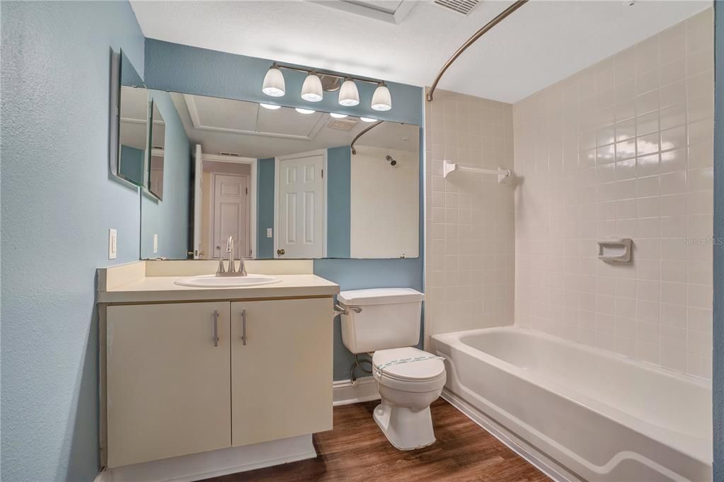 For Rent: $1,295 (1 beds, 1 baths, 712 Square Feet)
