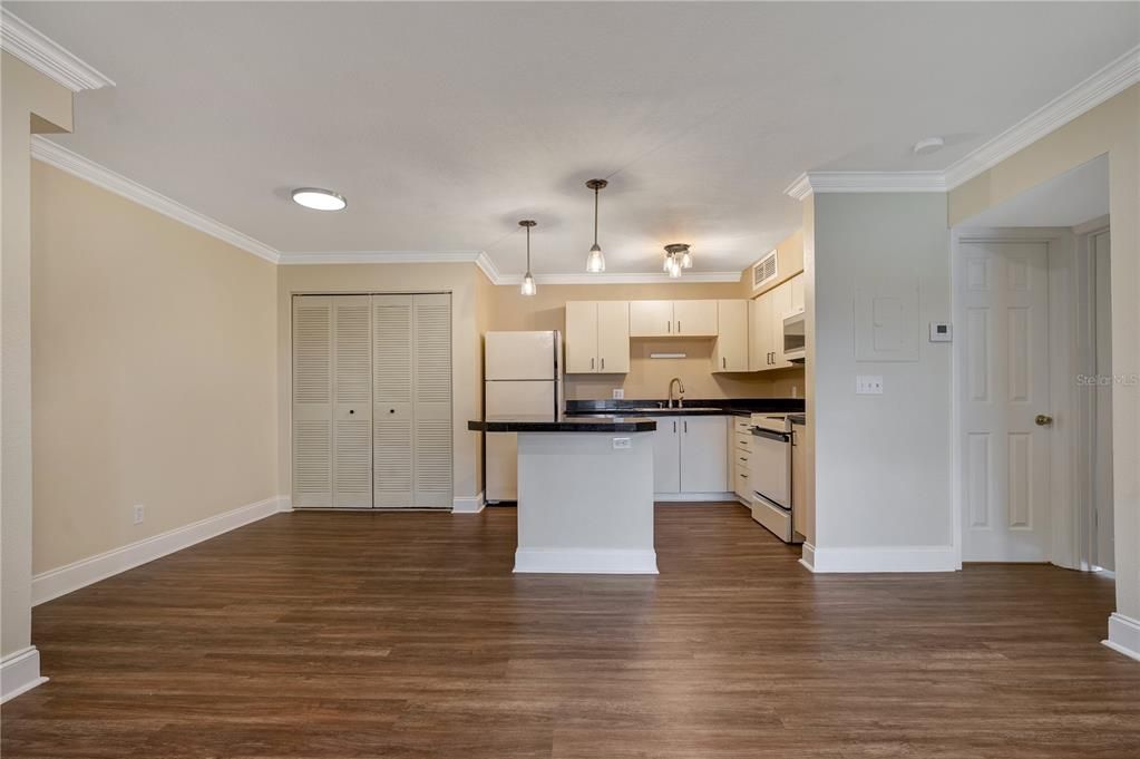 For Rent: $1,295 (1 beds, 1 baths, 712 Square Feet)