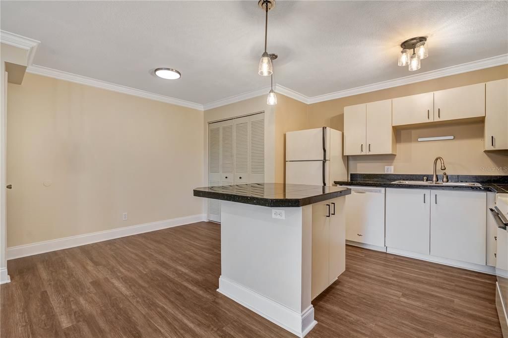 For Rent: $1,295 (1 beds, 1 baths, 712 Square Feet)