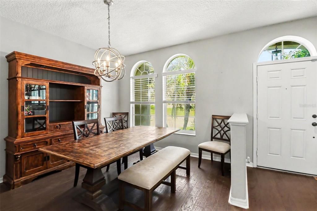 Activo con contrato: $570,000 (4 camas, 2 baños, 2600 Pies cuadrados)