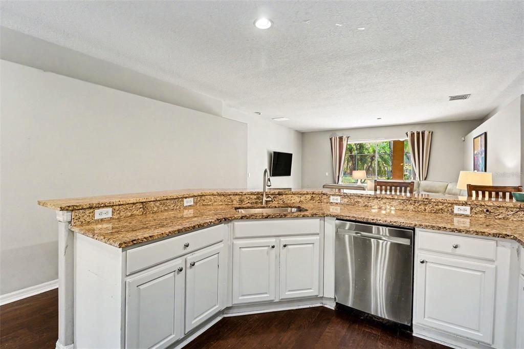 Activo con contrato: $570,000 (4 camas, 2 baños, 2600 Pies cuadrados)