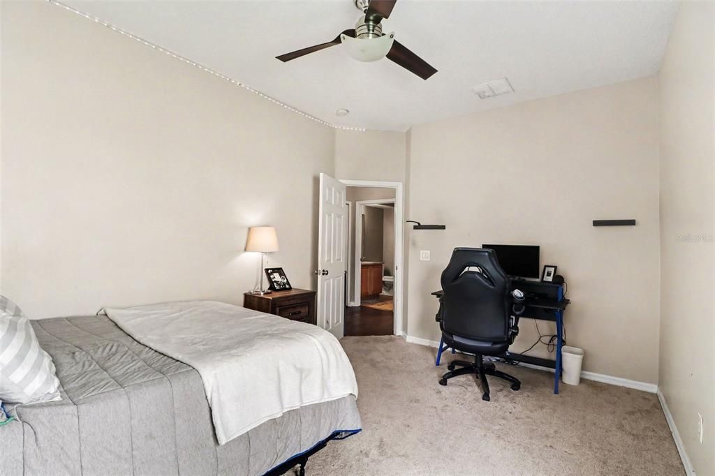 Activo con contrato: $570,000 (4 camas, 2 baños, 2600 Pies cuadrados)