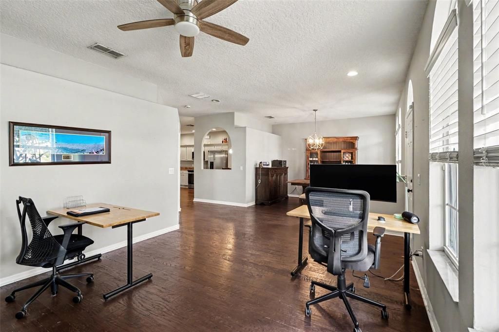 Activo con contrato: $570,000 (4 camas, 2 baños, 2600 Pies cuadrados)