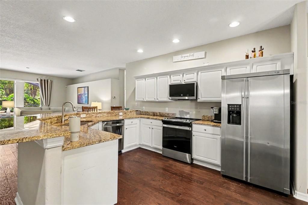 Activo con contrato: $570,000 (4 camas, 2 baños, 2600 Pies cuadrados)